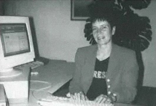 Gloeckle Mitarbeiterin am Schreibtisch altes Foto 1990