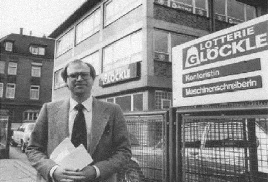 Dr. Gloeckle vor der Lotterie Gloeckle im Jahr 1972