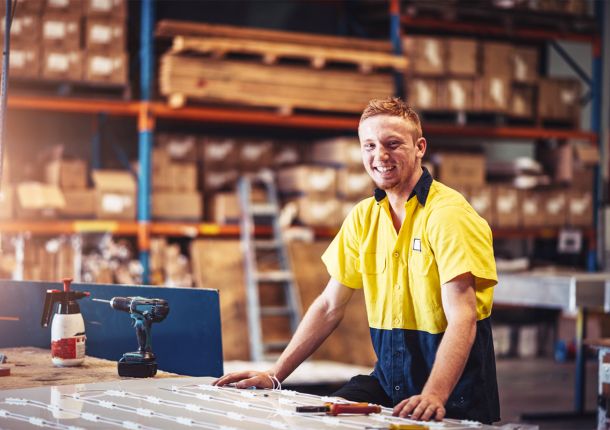 Junger Handwerker freut sich über großen Gewinn mit seinem NKL Millionenspiel-Los von Glöckle