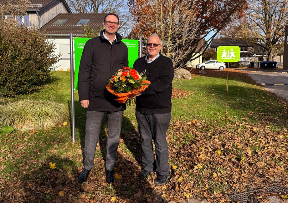 Bei einem Besuch in Oberberken hat Firmenchef Axel Glöckle die Spende persönlich übergeben.