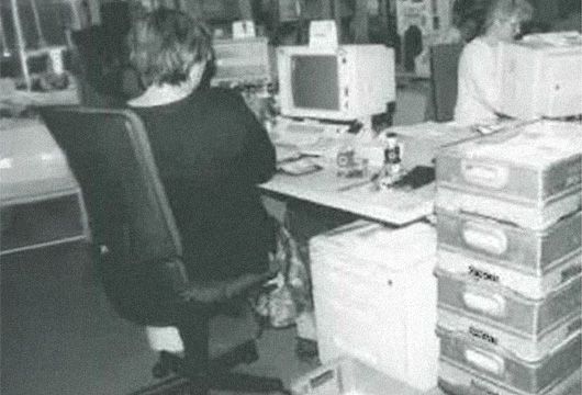 Altes Foto einer Glöckle Mitarbeiterin am Schreibtisch im Jahr 1986