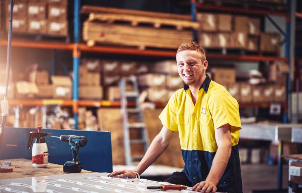 Junger Handwerker freut sich über großen Gewinn mit seinem NKL Millionenspiel-Los von Glöckle