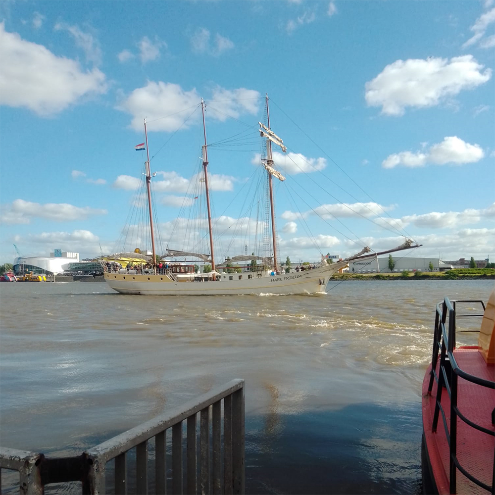 Glücksmomente in Hamburg auf dem See mit dem Schiff