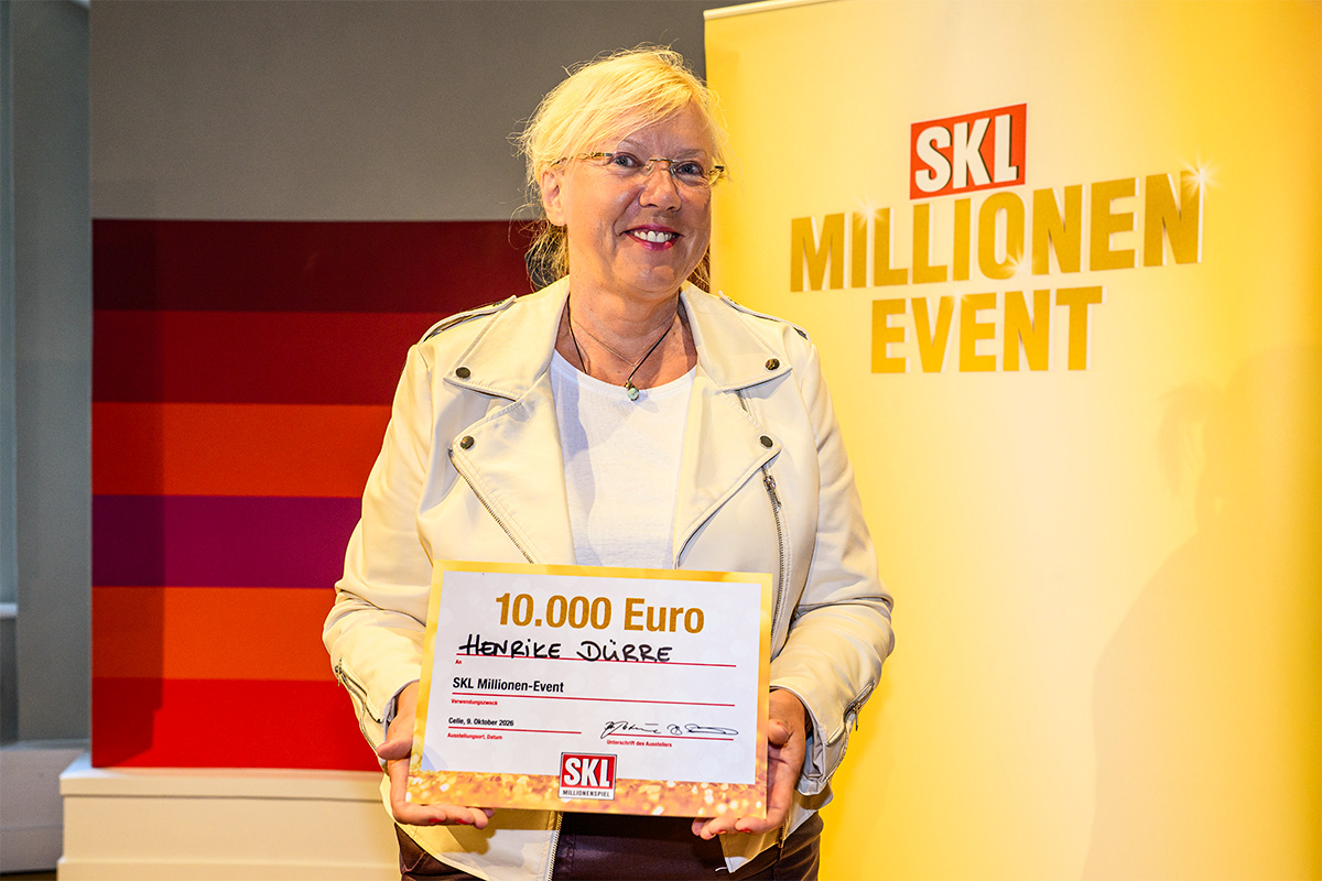 Glöckle-Mitspielerin Henrike Dürre mit 10.000 € Scheck beim SKL Millionen-Event