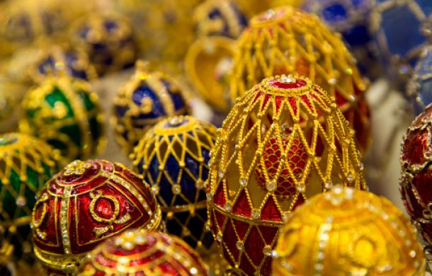 Verzierte Schmuckeier im Stil von Fabergé, reich geschmückt mit Gold und Edelsteinen.