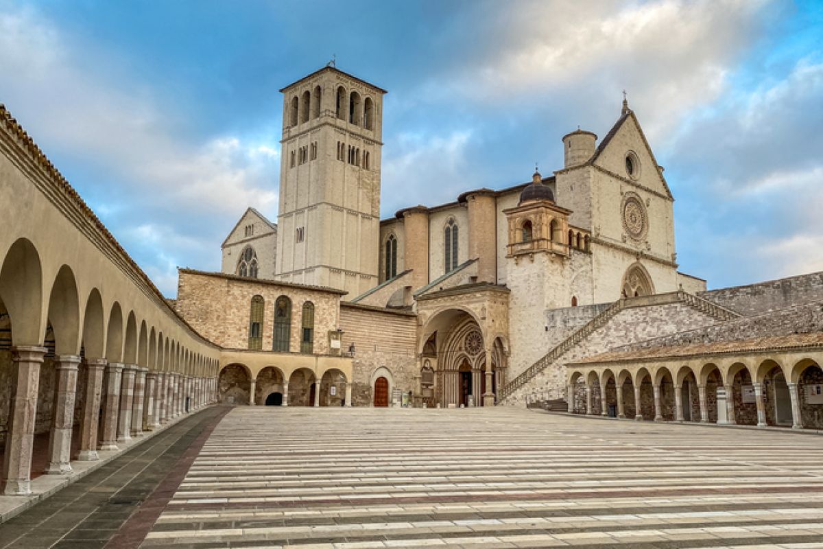 Basilika des Heiligen Franziskus von Assisi bei Sonnenaufgang.