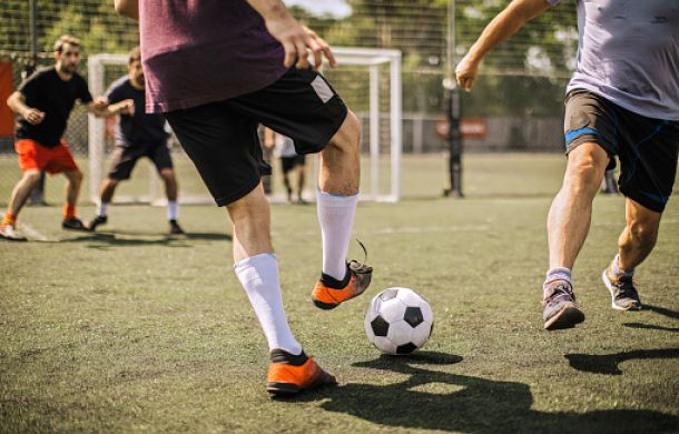 Männer am Fussball spielen