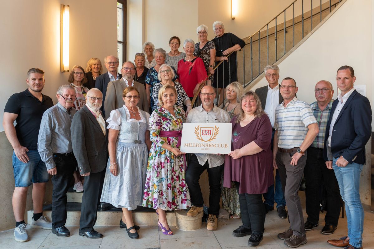 SKL Millionärsclubtreffen Gruppenfoto in einer Halle.