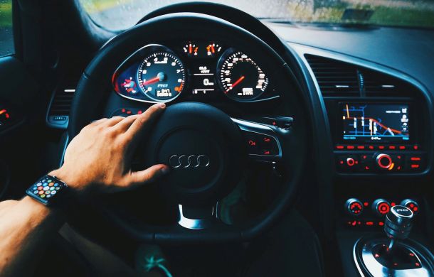 Mann in einem Audi beim Autofahren