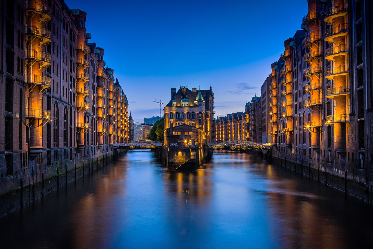 Brücke mit Wasser