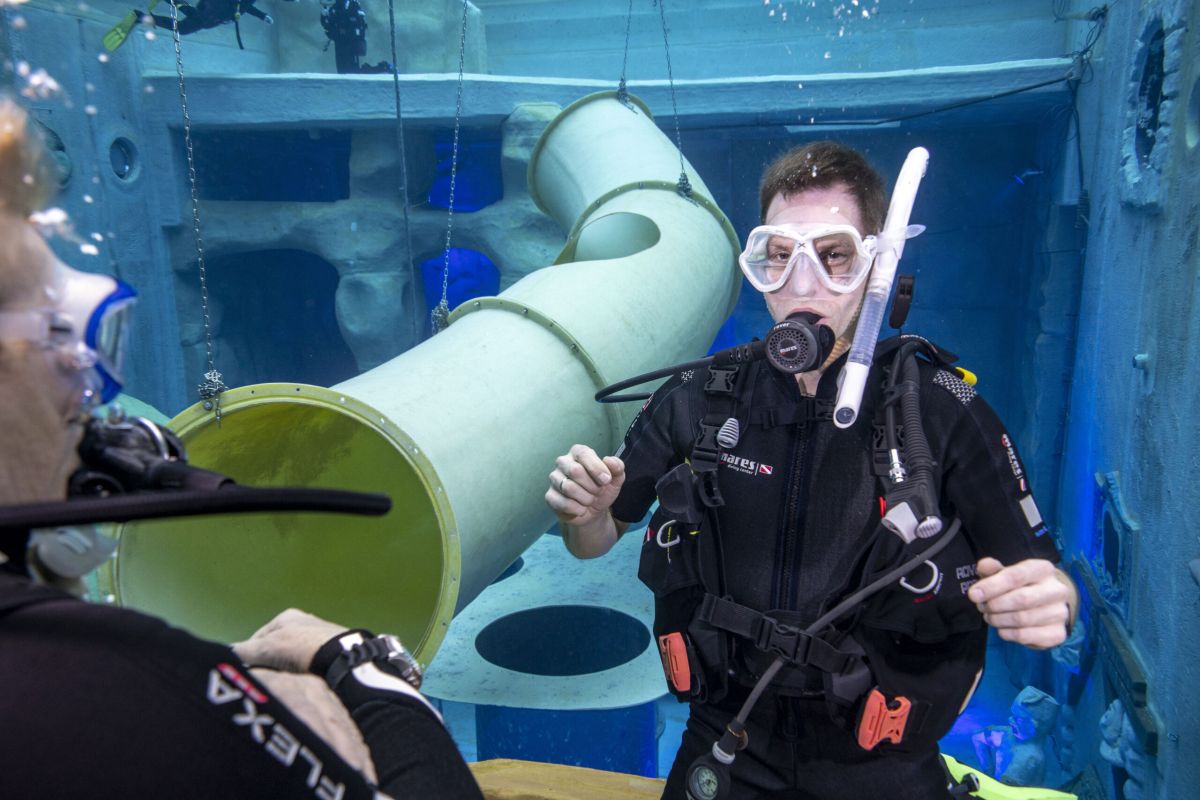 SKL Milliardär auf Tauchgang im Wasser