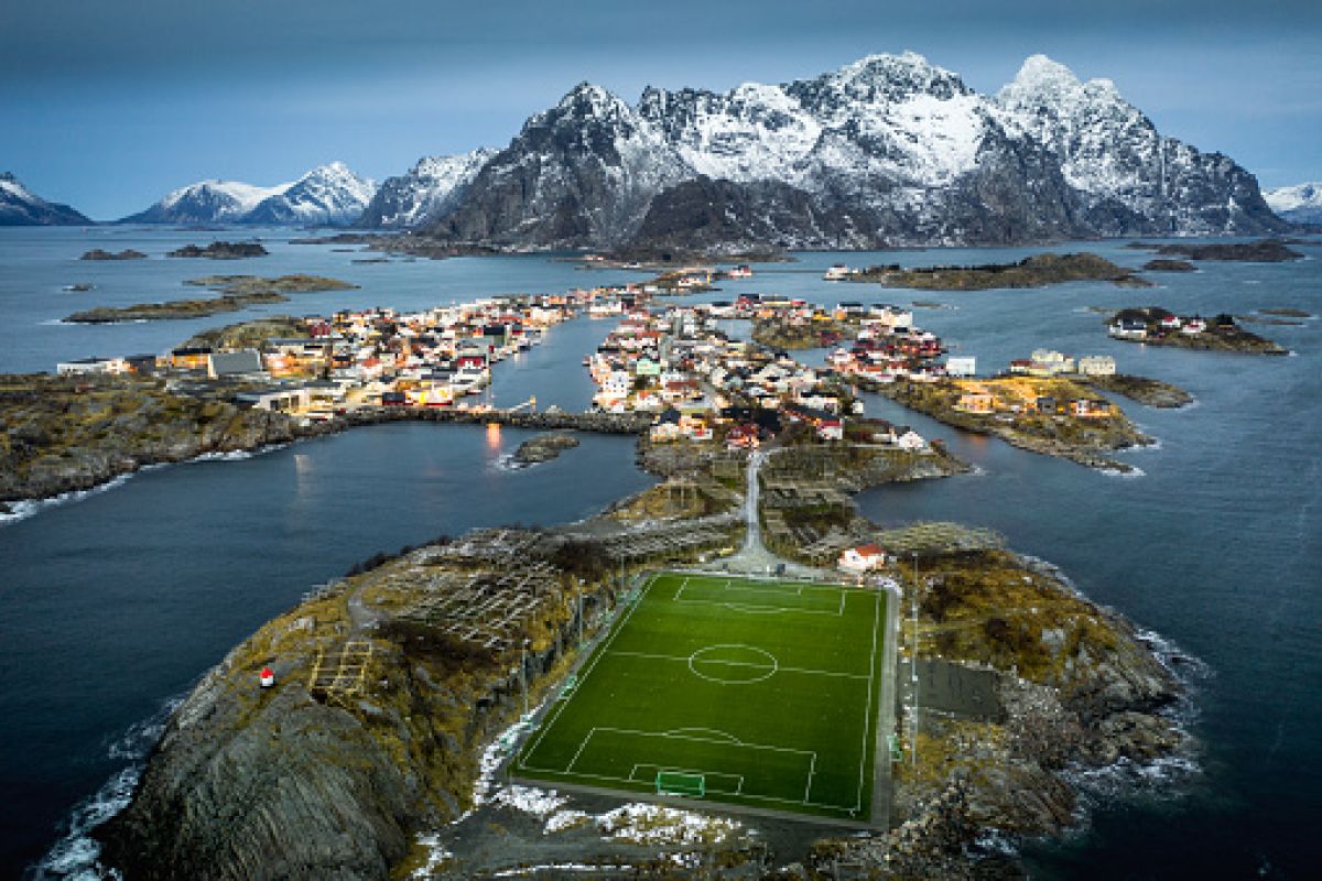 Fußballplatz auf einer Insel in Norwegen