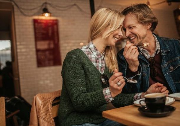 Glückliches, reifes Paar in einem Café.