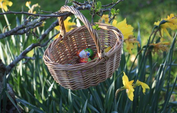 Ein Korb mit Ostereiern, in dem auch Kinderschokolade zu sehen ist.