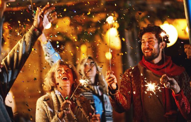 NKL Lotterie Gewinner an Silvester mit Lichterkerzen