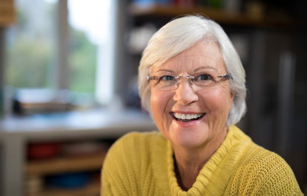Lachende Seniorin in der Küche