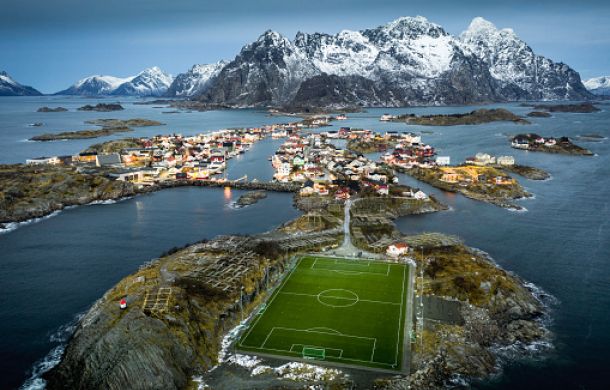 Fußballplatz auf einer Insel in Norwegen