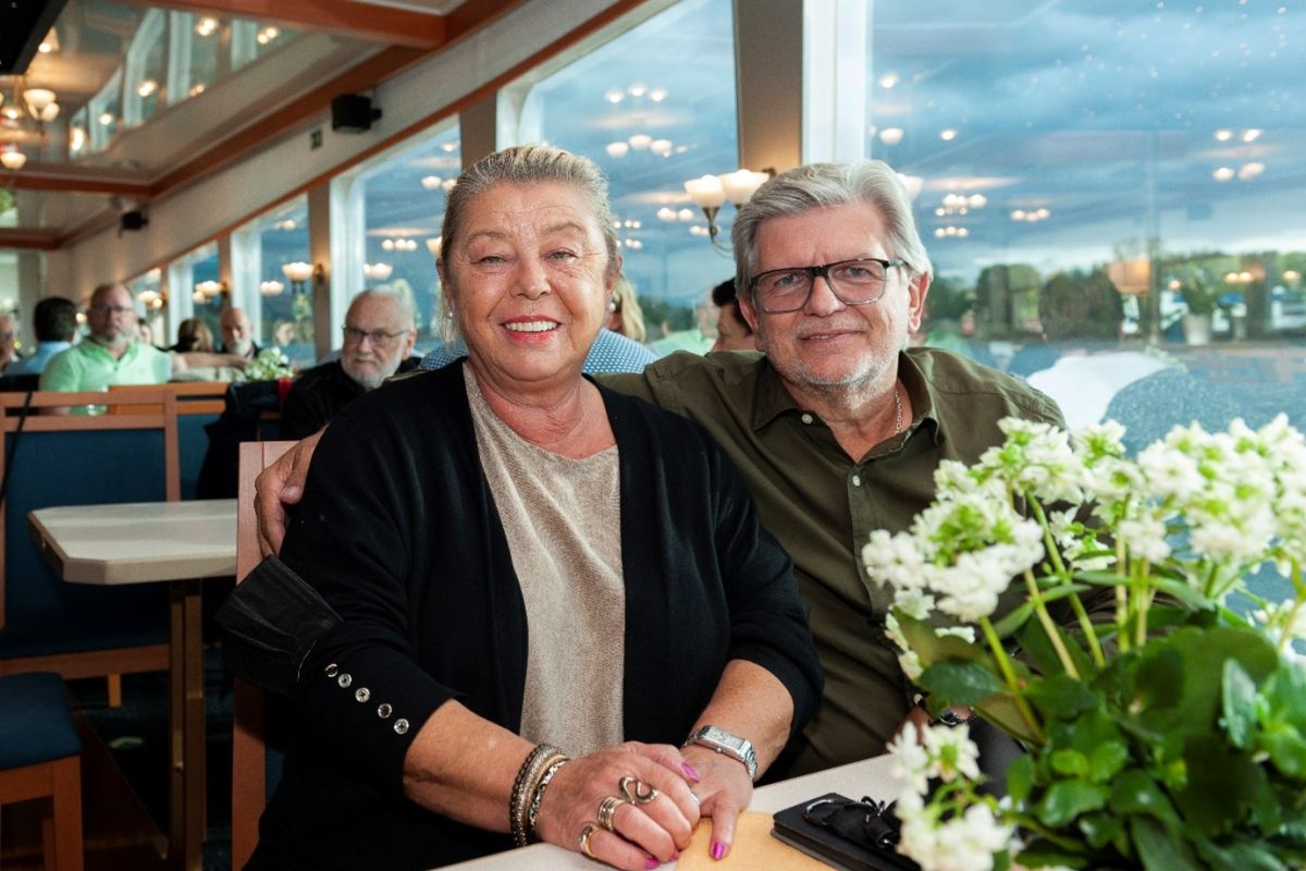 SKL Gewinner an einem Tisch im Restaurant.