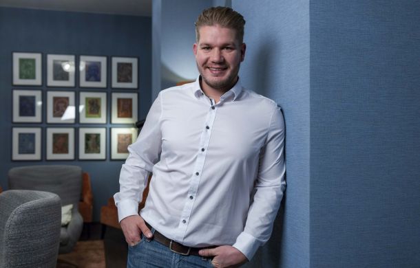 Mann in der Wohnung
