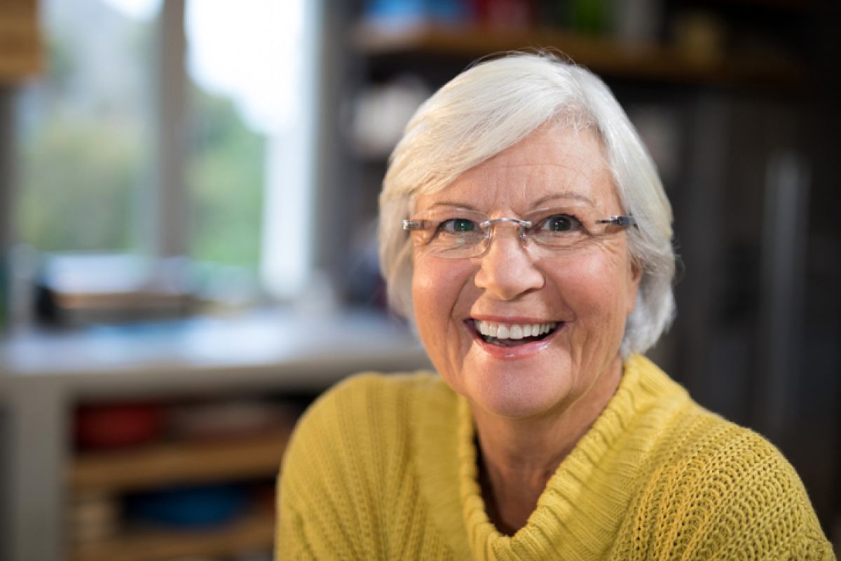 Lachende Seniorin in der Küche
