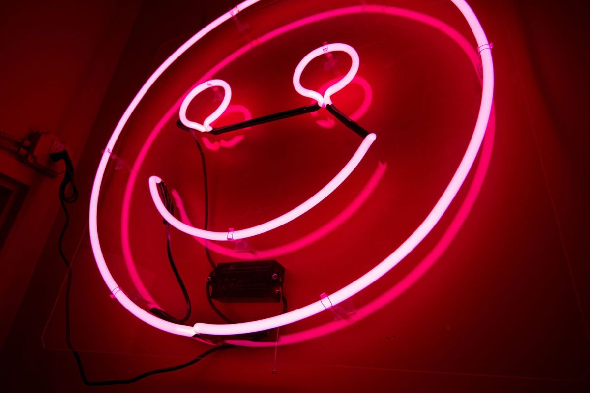 Leuchtende LED-Lampe in Pink, an einer Wand angebracht.