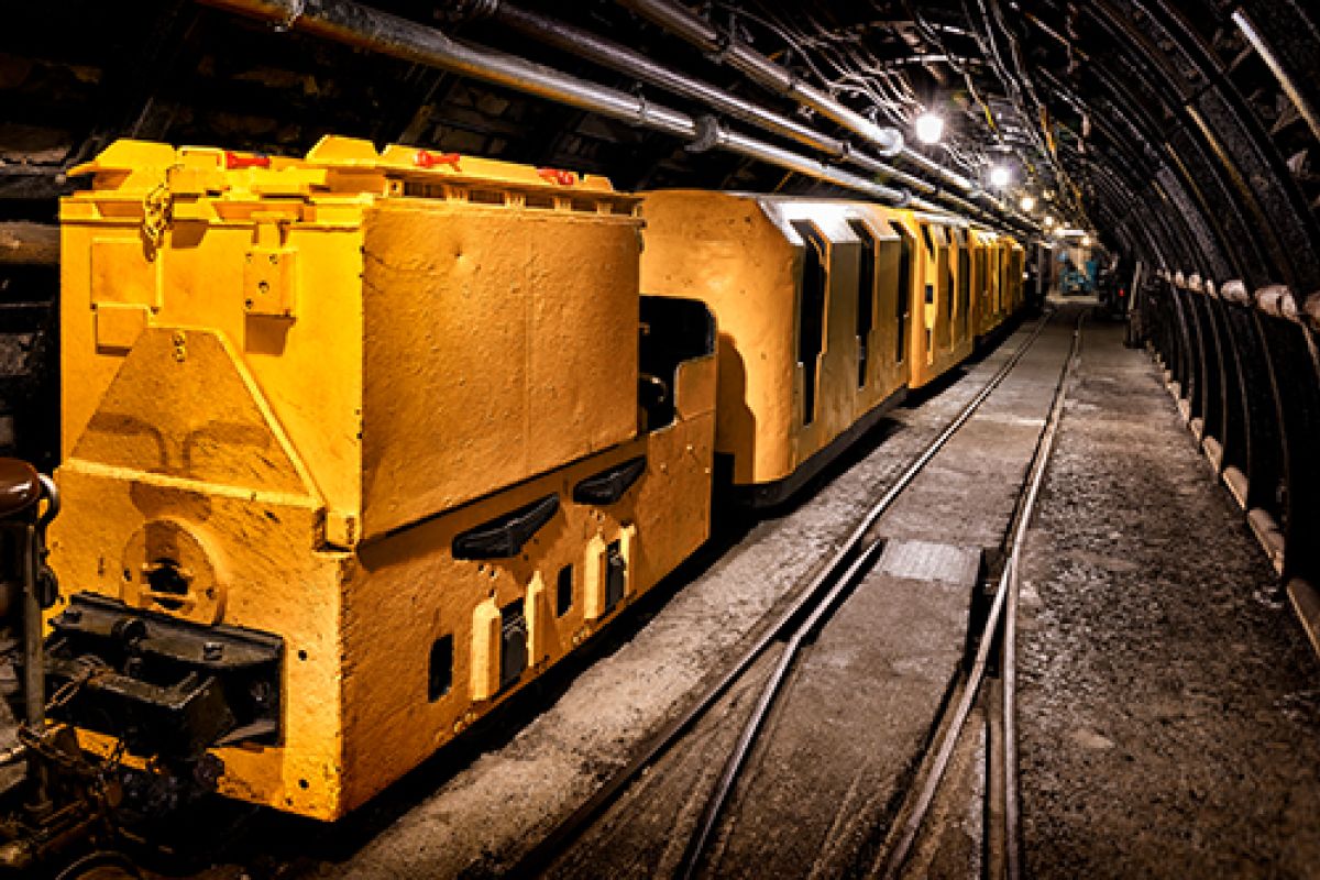 Untergrundbahn mit gelben Wagons auf den Schienen, Teil eines Museums.