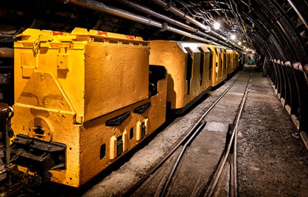 Untergrundbahn mit gelben Wagons auf den Schienen, Teil eines Museums.