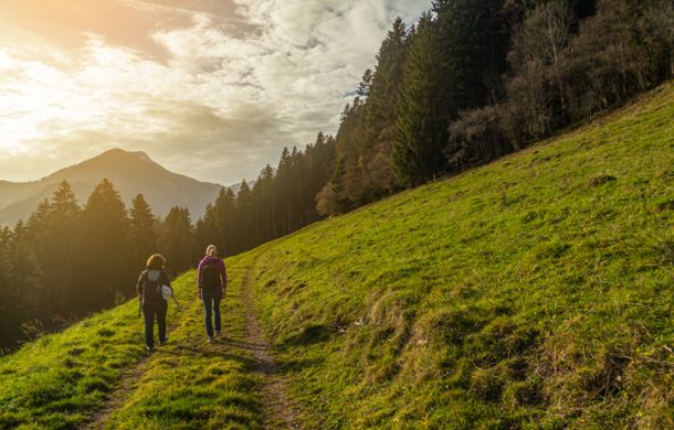 Zwei Frauen wandern durch die Schweizer Berge.
