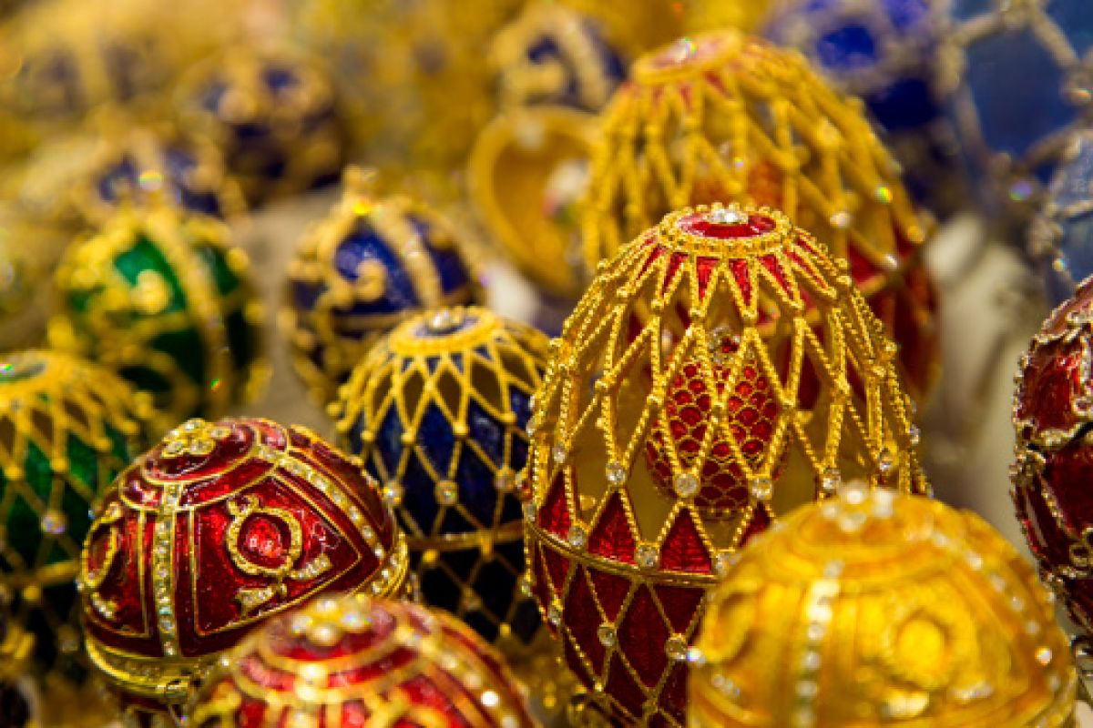 Verzierte Schmuckeier im Stil von Fabergé, reich geschmückt mit Gold und Edelsteinen.
