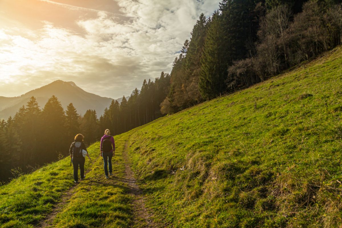 Zwei Frauen wandern durch die Schweizer Berge.