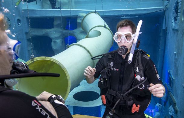 SKL Milliardär auf Tauchgang im Wasser