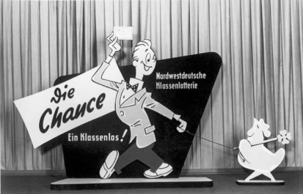 Pappschild zur Nordwestdeutschen Klassenlotterie, mit einer männlichen Figur, die ein Los in der Hand hält.