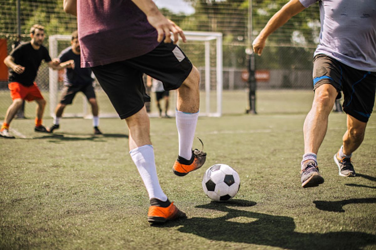 Männer am Fussball spielen