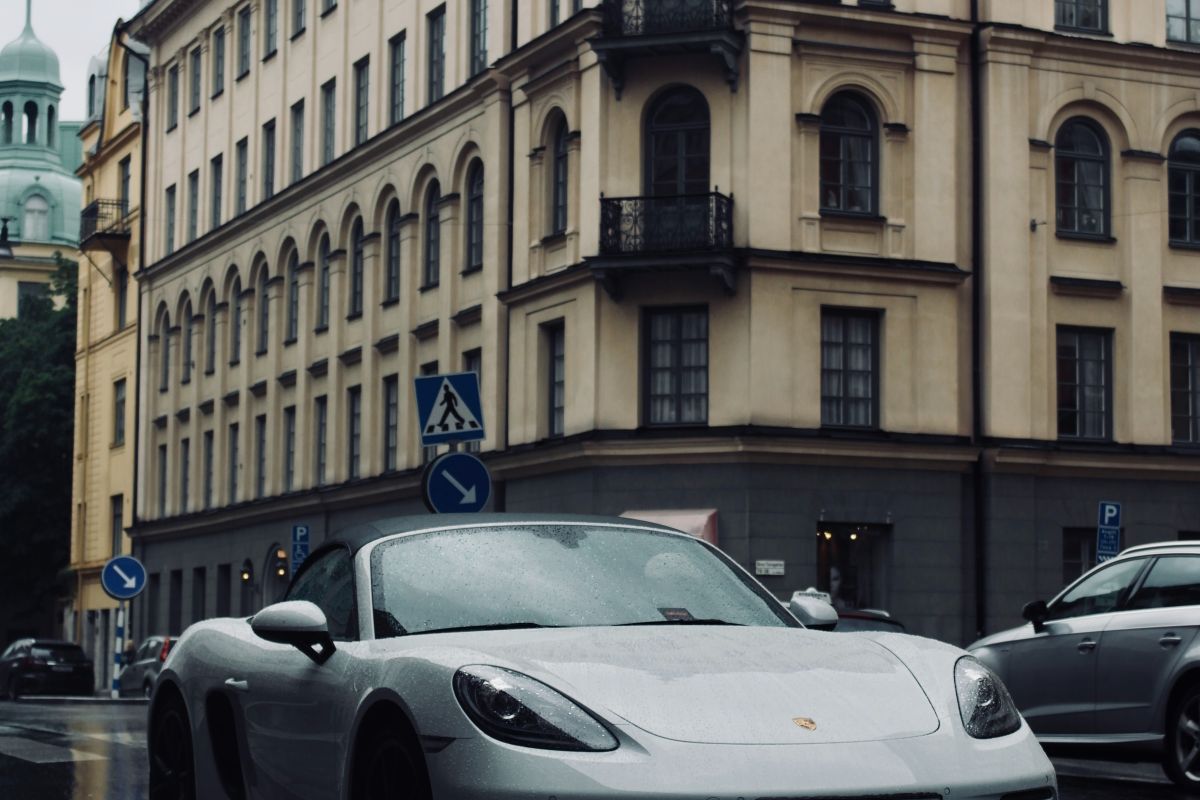 Grauer Porsche parkt am Straßenrand.