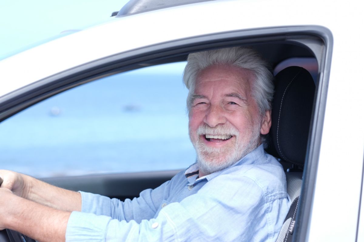 SKL Gewinner strählt über seinen Gewinn: eine Elektro-Auto.
