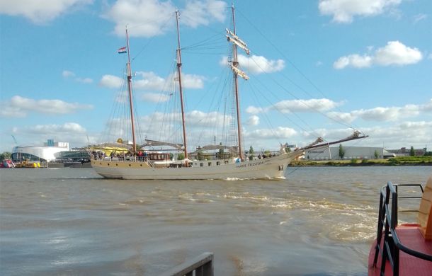 Glücksmomente in Hamburg auf dem See mit dem Schiff