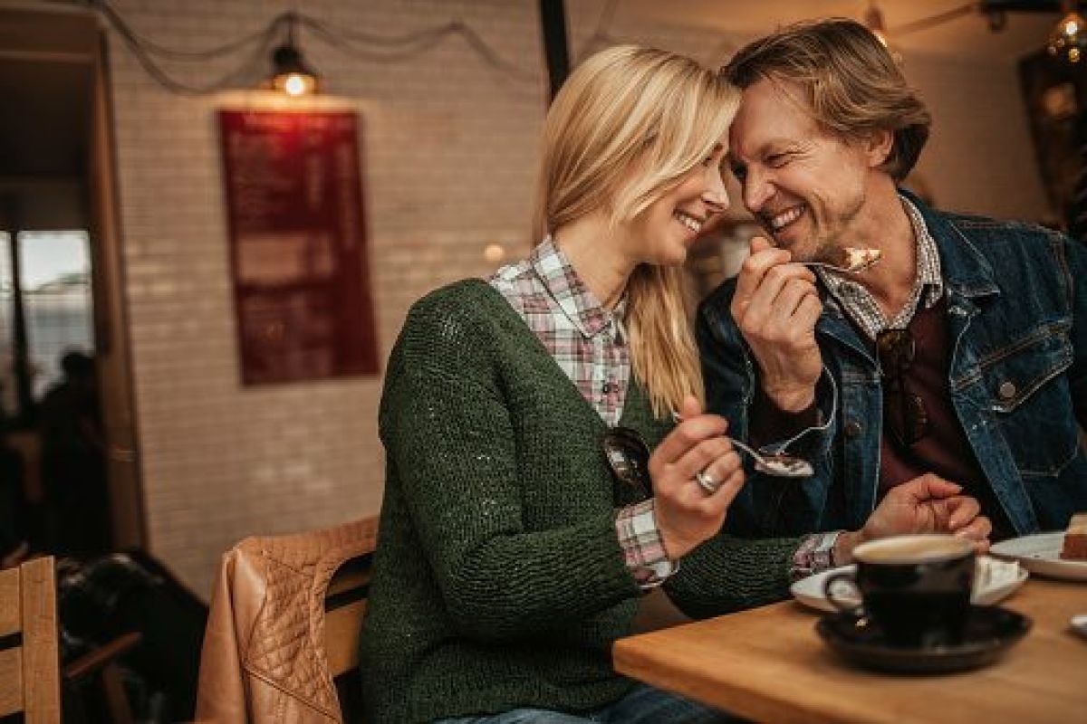 Glückliches, reifes Paar in einem Café.